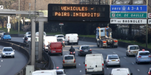Paris circulation alternée: sur le périphérique parisien, panneau indiquant que "véhicules pairs interdits" pendant l'épisode de pollution du lundi 23 mars 2015
