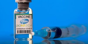 Pfizer releve sa prevision de ventes de vaccins anti-covid-19