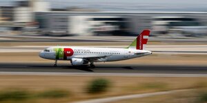 Photo d'archive d'un airbus a319 de tap air portugal atterrissant a l'aeroport de lisbonne