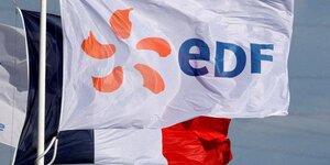 Photo d'archives d'un drapeau avec le logo d'electricite de france (edf) et un drapeau francais pres de la centrale edf de bouchain