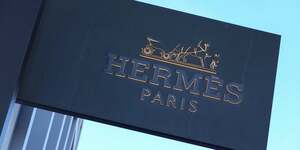 Photo d'archives de l'enseigne du magasin hermes dans un centre commercial a san diego