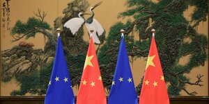 Photo d'archives des drapeaux de l'union europeenne et de la chine lors du sommet chine-ue a pekin