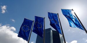 Photo des drapeaux de l'ue devant le siege de la banque centrale europeenne (bce)