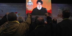 Photo du chef du hezbollah libanais sayyed hassan nasrallah s'adresse a ses partisans a travers un ecran lors d'une ceremonie marquant le quatrieme anniversaire de l'assassinat du general qassem soleimani, commandant militaire iranien