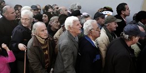 retraités, pauvres, Grèce, vieux, vieilles, aïeuls, aïeux, troisième, 3e âge, anciens, âgés, retraites, pauvreté, assistance, SDF, Athènes