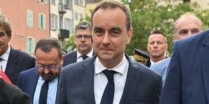 SEbastien Lecornu, ainsi que d& 39 autres tEtes dominantes de la politique franCaise, rEagissent A la baisse de la notion Fitch de l& 39 Hexagone.