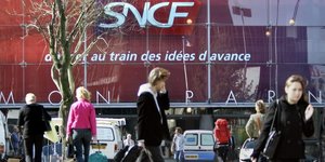 SNCF, gare de Paris-Montparnasse, trafic perturbé, panne de signalisation, compagnie ferroviaire, voyageurs, chemin de fer, transport, départ en vacances, poste d'aiguillage, passagers,