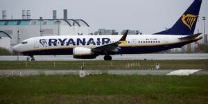 Un appareil ryanair sur le tarmac d'un aeroport