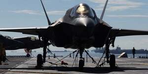 Un avion de chasse f-35 a la base navale de changi, a singapour