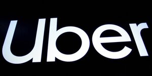 Un ecran affiche le logo de la societe uber technologies inc. le jour de son introduction en bourse a new york