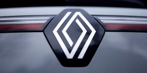 Un logo de renault sur une voiture, a boulogne-billancourt, pres de paris