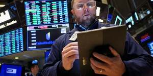 Un trader travaille a la bourse de wall street