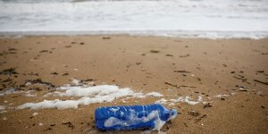 Une bouteille en plastique sur le sable d'une plage de bretignolles-sur-mer