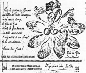 Né de la passion des Hommes des Sables de Petit et étangs, le Gris de Gris la robe , l'originalité de son climat et de très frais ! VIN DE PAYS DES SABLES DU GOLFE DU LION Gris de Gris naturellement 12,5 % MIS EN BOUTEILLE AU DOMAINE Vignerons des Sables 750 ml_logo